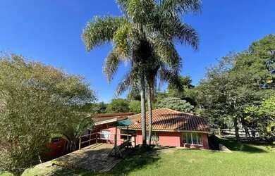 Imagem: A casa em condomínio possui 4 Dormitórios, 4 Banheiros, 2