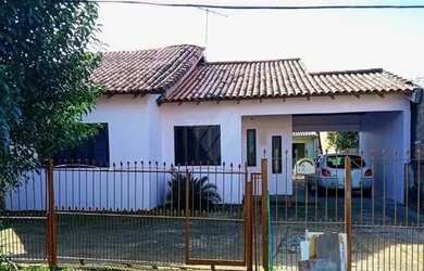 Imagem: A casa possui 4 Dormitórios, 3 Banheiros, 2 Vagas na garagem