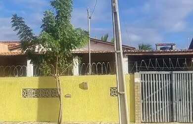 Imagem: A casa possui 3 Dormitórios, 3 Banheiros, 4 Vagas na garagem