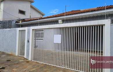 Imagem: A casa possui 3 Dormitórios, 3 Banheiros, 2 Vagas na garagem