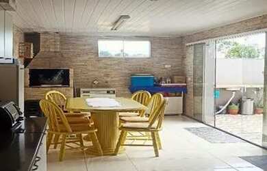 Imagem: A casa possui 3 Dormitórios, 3 Banheiros, 2 Vagas na garagem