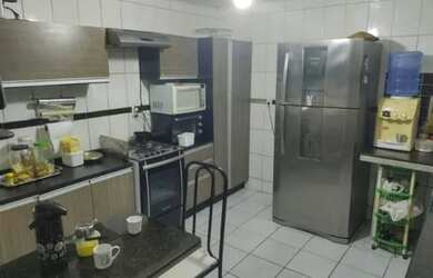 Imagem: A casa possui 2 Dormitórios, 1 Banheiro, 2 Vagas na garagem