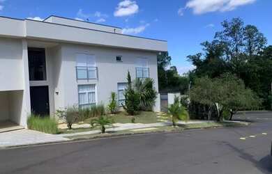 Imagem: A casa em condomínio possui 4 Dormitórios, 5 Banheiros, 4