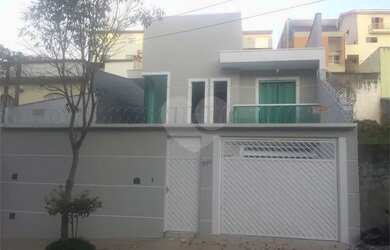 Imagem: A casa possui 4 Dormitórios, 5 Banheiros, 4 Vagas na garagem