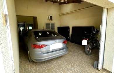 Imagem: A casa possui 3 Dormitórios, 2 Banheiros, 2 Vagas na garagem