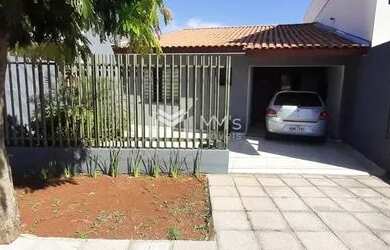 Imagem: A casa possui 3 Dormitórios, 2 Banheiros, 4 Vagas na garagem