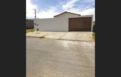 Imagem: A casa possui 3 Dormitórios, 1 Banheiro, 5 Vagas na garagem