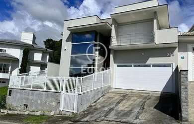 Imagem: A casa possui 3 Dormitórios, 4 Banheiros, 2 Vagas na garagem