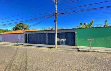 Imagem: A casa possui 2 Dormitórios, 1 Banheiro, 1 Vaga na garagem