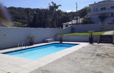 Imagem: A casa possui 3 Dormitórios, 5 Banheiros, 2 Vagas na garagem