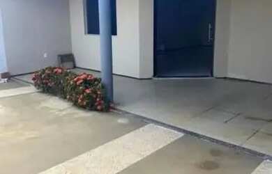 Imagem: A casa possui 2 Dormitórios, 1 Banheiro, 2 Vagas na garagem