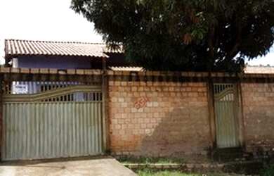 Imagem: A casa possui 2 Dormitórios, 2 Banheiros, 2 Vagas na garagem