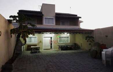 Imagem: A casa possui 2 Dormitórios, 3 Banheiros, 5 Vagas na garagem