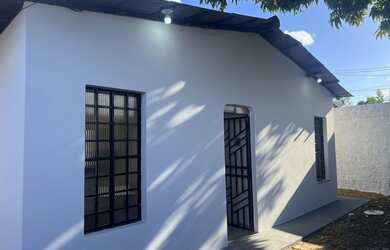 Imagem: A casa possui 2 Dormitórios, 1 Banheiro, 2 Vagas na garagem