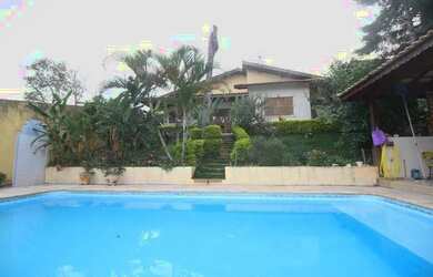 Imagem: A casa possui 3 Dormitórios, 3 Banheiros, 2 Vagas na garagem