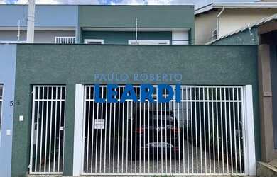 Imagem: A casa possui 3 Dormitórios, 3 Banheiros, 2 Vagas na garagem