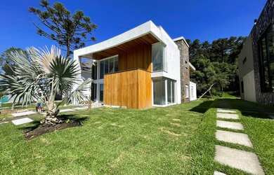 Imagem: A casa possui 4 Dormitórios, 5 Banheiros, 2 Vagas na garagem