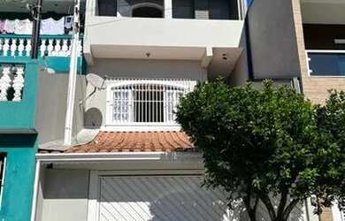 Imagem: A casa possui 3 Dormitórios, 2 Banheiros e 240m² de Área