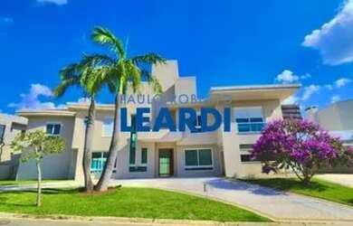 Imagem: A casa em condomínio possui 4 Dormitórios, 5 Banheiros, 5