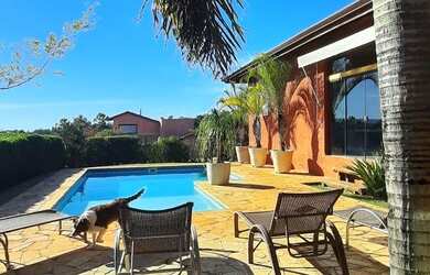 Imagem: A casa em condomínio possui 4 Dormitórios, 5 Banheiros, 4