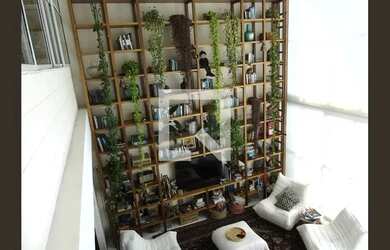 Imagem: A casa possui 3 Dormitórios, 4 Banheiros, 2 Vagas na garagem