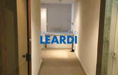 Imagem: O depósito possui 5 Vagas na garagem, 237m² de Área e está