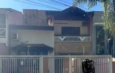 Imagem: A casa possui 3 Dormitórios, 5 Banheiros, 3 Vagas na garagem