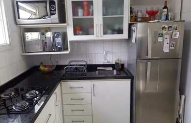 Imagem: O apartamento possui 2 Dormitórios, 1 Banheiro, 1 Vaga na garagem