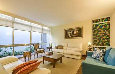 Imagem: A casa possui 3 Dormitórios, 5 Banheiros, 2 Vagas na garagem