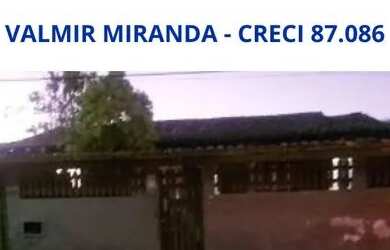 Imagem: A casa possui 3 Dormitórios, 1 Banheiro, 2 Vagas na garagem