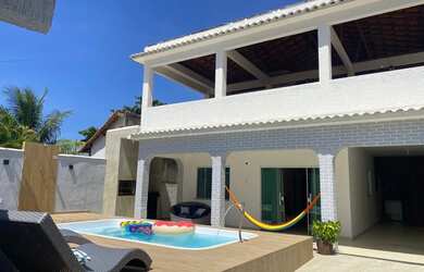 Imagem: A casa possui 5 Dormitórios e 3 Vagas na garagem e está localizado