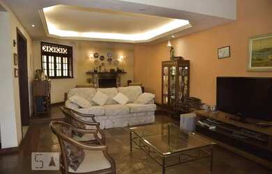 Imagem: A casa possui 5 Dormitórios, 5 Banheiros, 3 Vagas na garagem