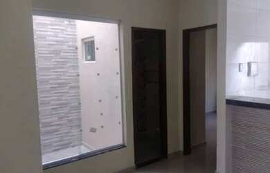 Imagem: A casa possui 3 Dormitórios, 2 Banheiros, 2 Vagas na garagem