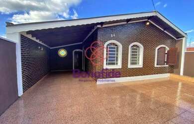 Imagem: A casa possui 2 Dormitórios, 2 Banheiros, 2 Vagas na garagem