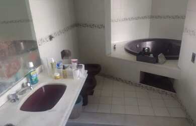 Imagem: A casa em condomínio possui 5 Dormitórios, 5 Banheiros, 4