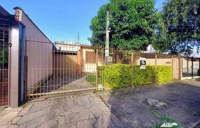 Imagem: A casa possui 2 Dormitórios, 1 Banheiro, 3 Vagas na garagem