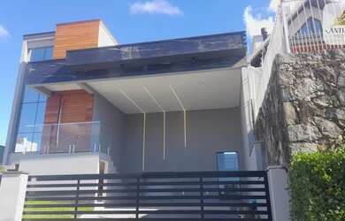 Imagem: A casa possui 3 Dormitórios, 3 Banheiros, 2 Vagas na garagem