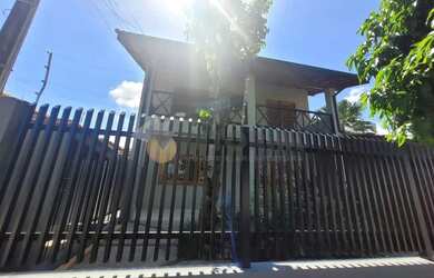 Imagem: A casa possui 5 Dormitórios, 4 Banheiros, 4 Vagas na garagem