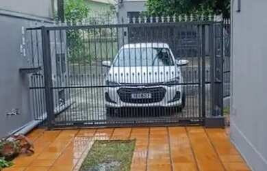 Imagem: A casa possui 1 Dormitório, 1 Banheiro, 1 Vaga na garagem