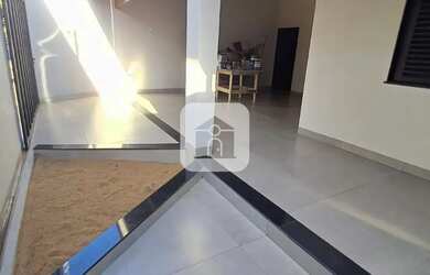 Imagem: A casa possui 4 Dormitórios, 2 Banheiros, 2 Vagas na garagem