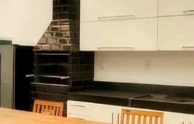 Imagem: A casa possui 3 Dormitórios, 3 Banheiros, 4 Vagas na garagem