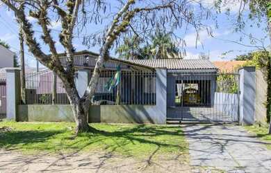 Imagem: A casa possui 4 Dormitórios, 3 Banheiros, 4 Vagas na garagem