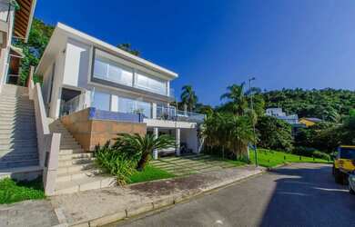 Imagem: A casa possui 5 Dormitórios, 5 Banheiros, 3 Vagas na garagem