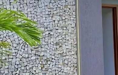 Imagem: A casa possui 3 Dormitórios, 2 Banheiros, 2 Vagas na garagem