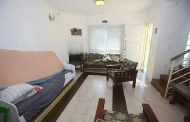 Imagem: A casa possui 4 Dormitórios, 1 Banheiro, 1 Vaga na garagem