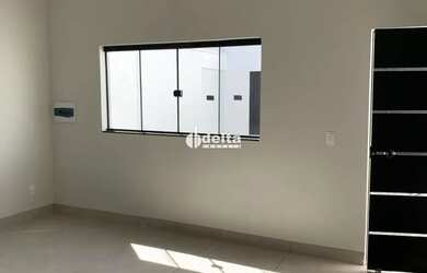 Imagem: A casa possui 2 Dormitórios, 2 Banheiros, 1 Vaga na garagem