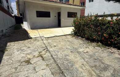 Imagem: A casa possui 3 Dormitórios, 2 Banheiros, 4 Vagas na garagem