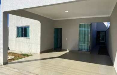 Imagem: A casa possui 3 Dormitórios, 2 Banheiros, 1 Vaga na garagem