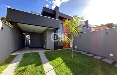 Imagem: A casa possui 3 Dormitórios, 1 Banheiro, 2 Vagas na garagem