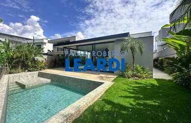 Imagem: A casa em condomínio possui 4 Dormitórios, 5 Banheiros, 2